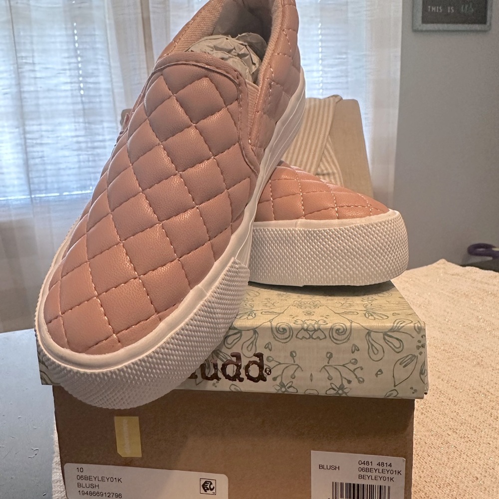 MUDD girls’ quilted slip-on sneakers